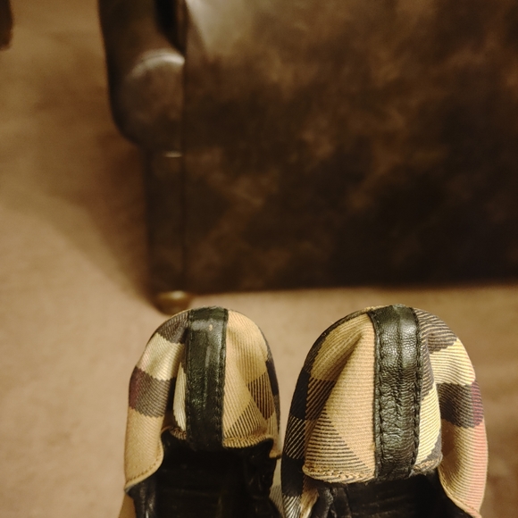 Authentic Burberry House Check Flats - Picture 4 of 5